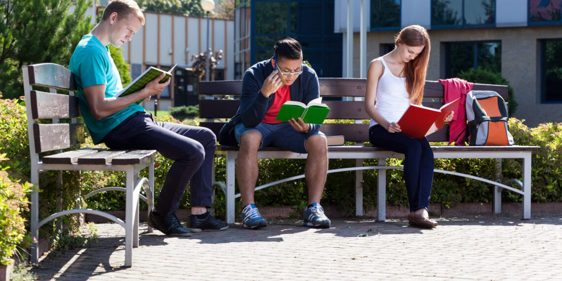 Alerta para estudiantes internacionales en EE. UU.: Salir del país podría significar la deportación