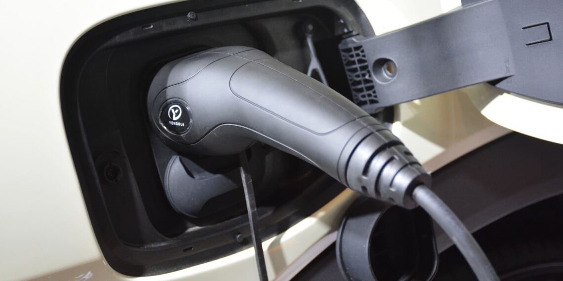 BYD lanza autos eléctricos que cargan sus baterías en tan solo cinco minutos