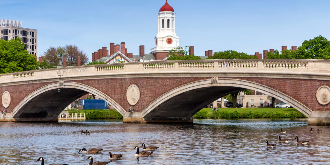 Harvard ofrecerá matrícula gratuita a familias que cumplan con un sencillo requisito