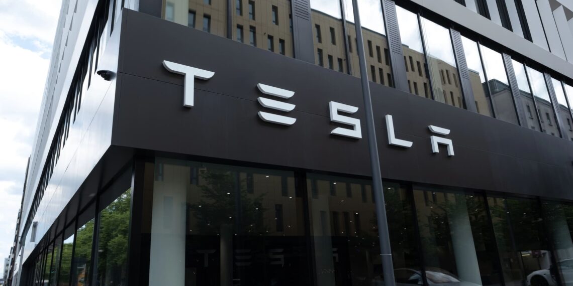 FBI lanza operativo especial por ola de ataques en instalaciones de Tesla