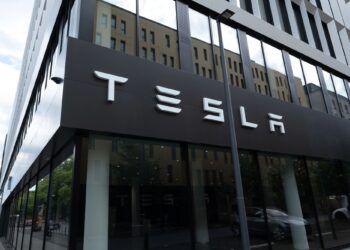 FBI lanza operativo especial por ola de ataques en instalaciones de Tesla