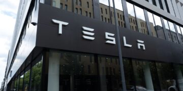 FBI lanza operativo especial por ola de ataques en instalaciones de Tesla