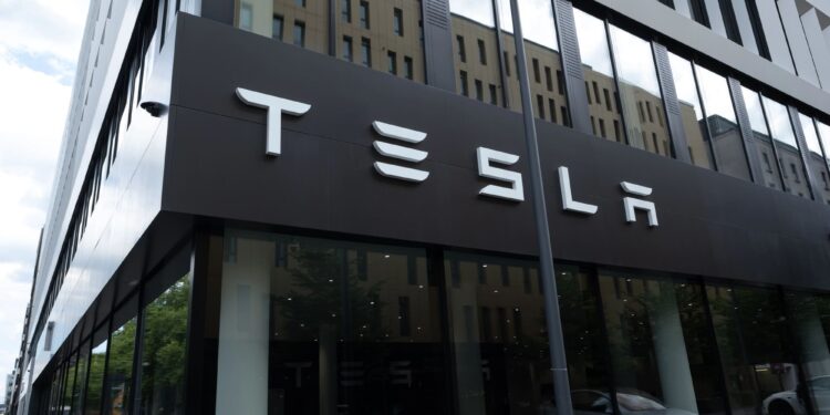 FBI lanza operativo especial por ola de ataques en instalaciones de Tesla