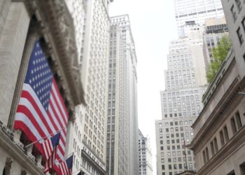 El S&P 500 sorprende y cierra con ganancias tras un lunes de alta tensión