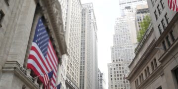 El S&P 500 sorprende y cierra con ganancias tras un lunes de alta tensión