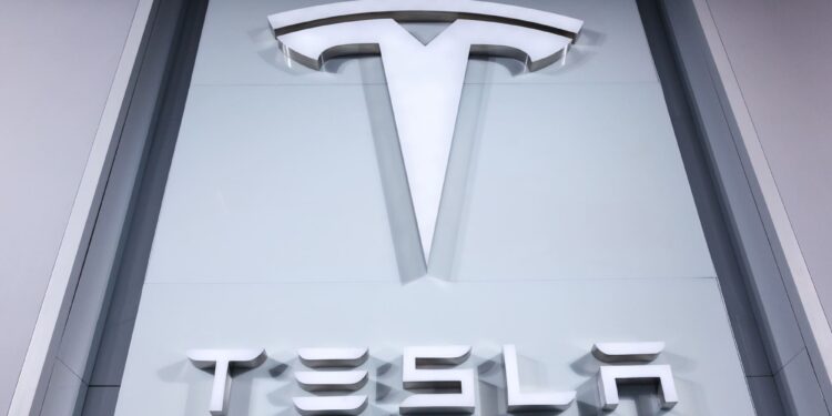 ¡Tesla se dispara un 12%!: La acción revive tras semanas de escándalos y desplomes