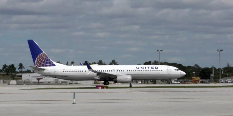 ¡Viajar será más caro!: United Airlines sube tarifas de salas VIP y tarjetas de crédito