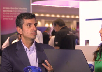 Fran Gómez, OpenFinance & NeoBanking Director de Play Digital Consulting, junto a Vanessa Carranza en vivo desde Fintech Americas 2025