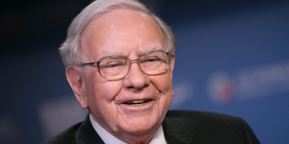 Warren Buffett redobla su apuesta por Japón y sigue vendiendo acciones en EE.UU.