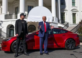 Trump sale en defensa de Elon Musk, denuncia un boicot y anuncia que comprará un Tesla