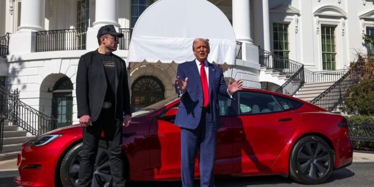 Trump sale en defensa de Elon Musk, denuncia un boicot y anuncia que comprará un Tesla