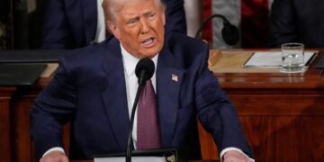 Acciones de empresa de Trump suben tras alianza con Crypto.com