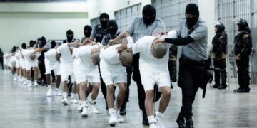 Escándalo judicial por vuelos con migrantes: Aquí los nombres de venezolanos deportados a El Salvador