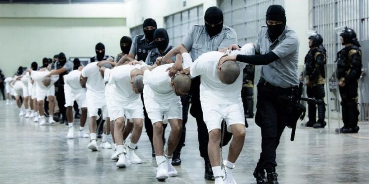 Escándalo judicial por vuelos con migrantes: Aquí los nombres de venezolanos deportados a El Salvador