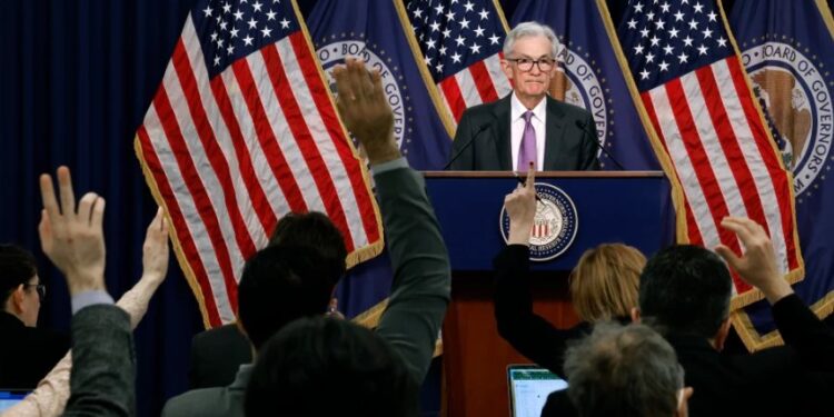 Wall Street se sacude: Anuncio de Powell impulsa un repunte inesperado en acciones y bonos