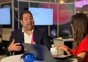 Hilario Itriago, Presidente de BOXX Insurance LATAM y Chairman de LATAM Insurtech, junto a Ana Cobos en vivo desde Fintech Americas 2025 en Miami Beach