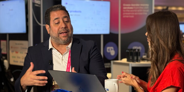 Hilario Itriago, Presidente de BOXX Insurance LATAM y Chairman de LATAM Insurtech, junto a Ana Cobos en vivo desde Fintech Americas 2025 en Miami Beach