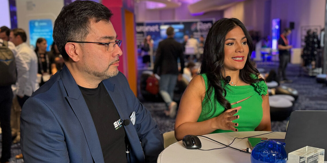 Javier Ramirez, CEO y Fundador de SIDIS, junto a Vanessa Carranza en vivo desde Fintech Americas 2025