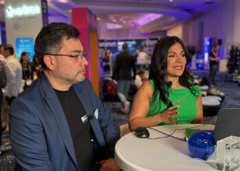 Javier Ramirez, CEO y Fundador de SIDIS, junto a Vanessa Carranza en vivo desde Fintech Americas 2025