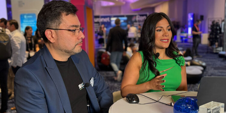 Javier Ramirez, CEO y Fundador de SIDIS, junto a Vanessa Carranza en vivo desde Fintech Americas 2025