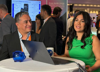 Jorge Islas, Solution Architect de Liferay, junto a Vanessa Carranza en vivo desde Fintech Americas 2025