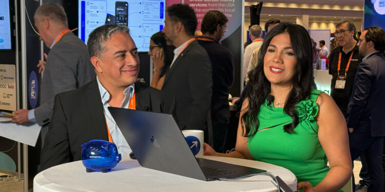 Jorge Islas, Solution Architect de Liferay, junto a Vanessa Carranza en vivo desde Fintech Americas 2025