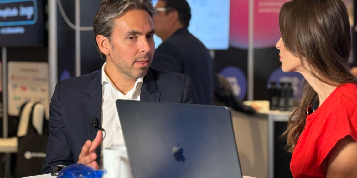 Juan Felipe Giraldo, CEO de Bancolombia Capital, junto a Ana Cobos en vivo desde Fintech Americas 2025