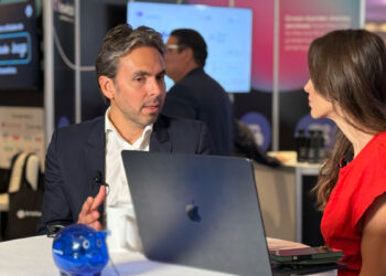 Juan Felipe Giraldo, CEO de Bancolombia Capital, junto a Ana Cobos en vivo desde Fintech Americas 2025