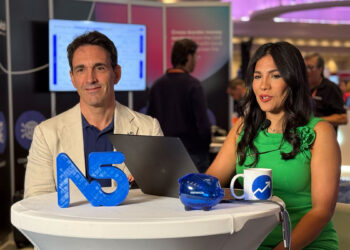 Julián Colombo, CEO y Fundador de N5 Now, junto a Vanessa Carranza en vivo desde Fintech Americas 2025