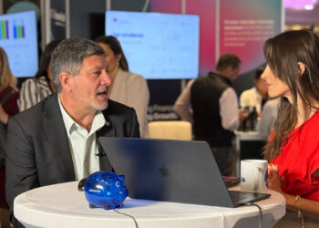 Marcelo Fondacaro, CCO de Veritran, junto a Ana Cobos en vivo desde Fintech Americas 2025