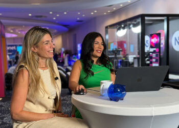 Sofía Guidotti, Country Manager para Argentina, Uruguay y Paraguay en AWS, junto a Vanessa Carranza en vivo desde Fintech Americas 2025