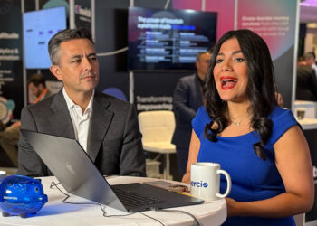 Mauricio Monroy, Vicepresidente de Equisoft, junto a Vanessa Carranza en vivo desde Fintech Americas 2025 en Miami Beach