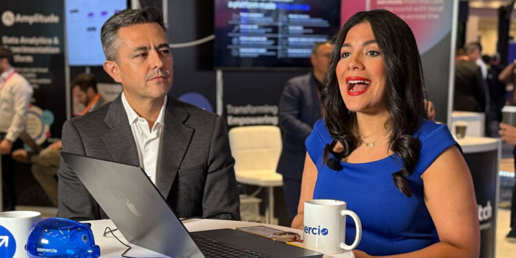 Mauricio Monroy, Vicepresidente de Equisoft, junto a Vanessa Carranza en vivo desde Fintech Americas 2025 en Miami Beach