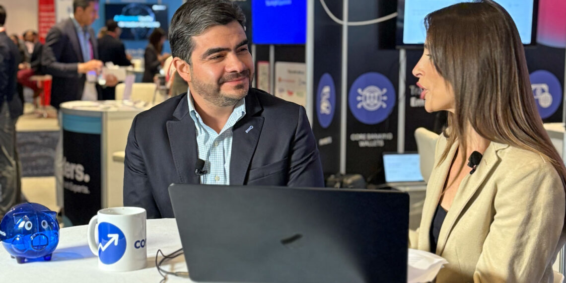 Luis Miguel Zapata, Vicepresidente de Ecosistemas Digitales de Bancolombia, y nuestra presentadora Ana Cobos en vivo desde Fintech Americas 2025 en Miami Beach