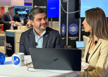 Luis Miguel Zapata, Vicepresidente de Ecosistemas Digitales de Bancolombia, y nuestra presentadora Ana Cobos en vivo desde Fintech Americas 2025 en Miami Beach
