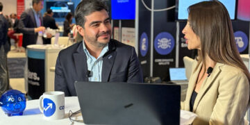 Luis Miguel Zapata, Vicepresidente de Ecosistemas Digitales de Bancolombia, y nuestra presentadora Ana Cobos en vivo desde Fintech Americas 2025 en Miami Beach