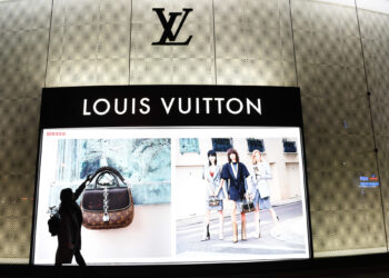 La caída en bolsa de LVMH pone en jaque su reinado en el mundo del lujo