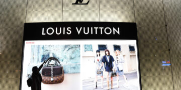 La caída en bolsa de LVMH pone en jaque su reinado en el mundo del lujo