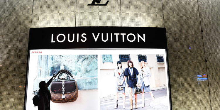 La caída en bolsa de LVMH pone en jaque su reinado en el mundo del lujo