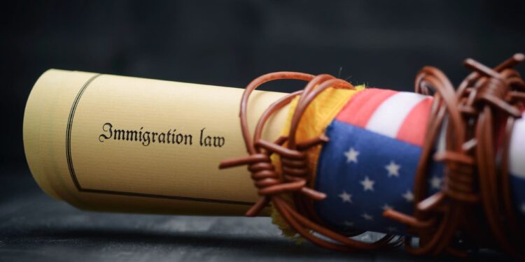 ¡Golpe a Trump en la Corte Suprema! Se frena la deportación exprés de migrantes bajo ley del año 1798