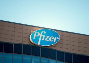 Pfizer amplía recortes, supera ganancias y desafía el huracán arancelario