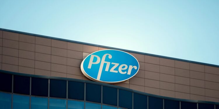 Pfizer amplía recortes, supera ganancias y desafía el huracán arancelario