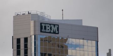 IBM sorprende a Wall Street, pero advierte nubarrones en el horizonte