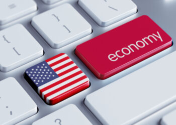 ¡Alarma económica en EE.UU.!: La confianza del consumidor se desploma a mínimos históricos