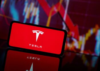 Lunes Negro: Tesla cae por debajo del precio “imposible” y desata el pánico en Wall Street