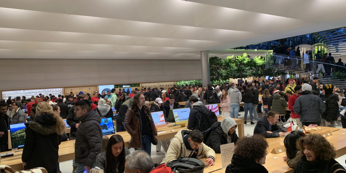 ¡Corre por tu iPhone antes que suban de precio!: Clientes invaden tiendas Apple por miedo a los aranceles