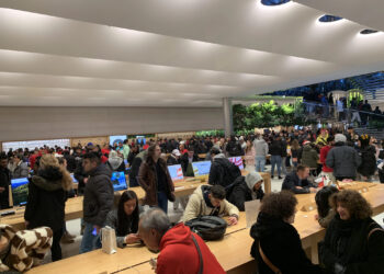 ¡Corre por tu iPhone antes que suban de precio!: Clientes invaden tiendas Apple por miedo a los aranceles