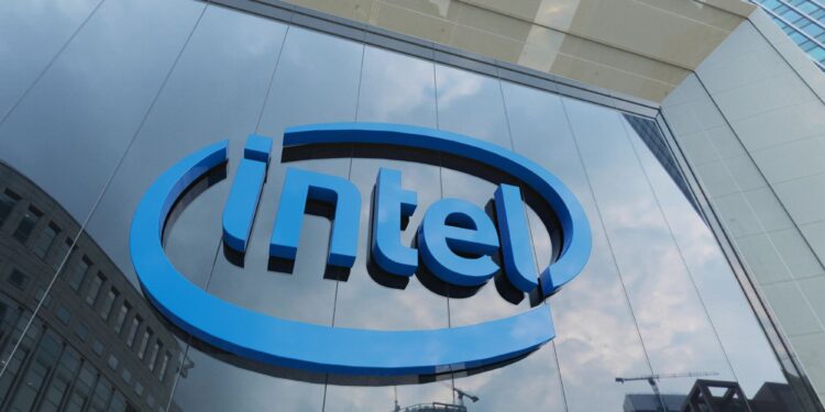 ¡Intel entra en modo crisis!: Pierde millones, aumenta despidos y recorta previsiones