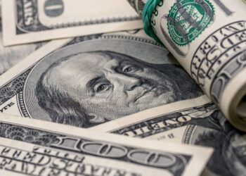 Dólar cae a su nivel más bajo desde 2022: Ataques de Trump a la FED desatan pánico en los mercados