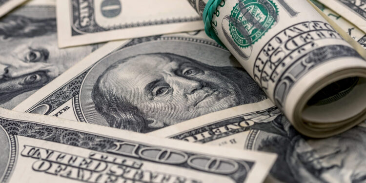 Dólar cae a su nivel más bajo desde 2022: Ataques de Trump a la FED desatan pánico en los mercados